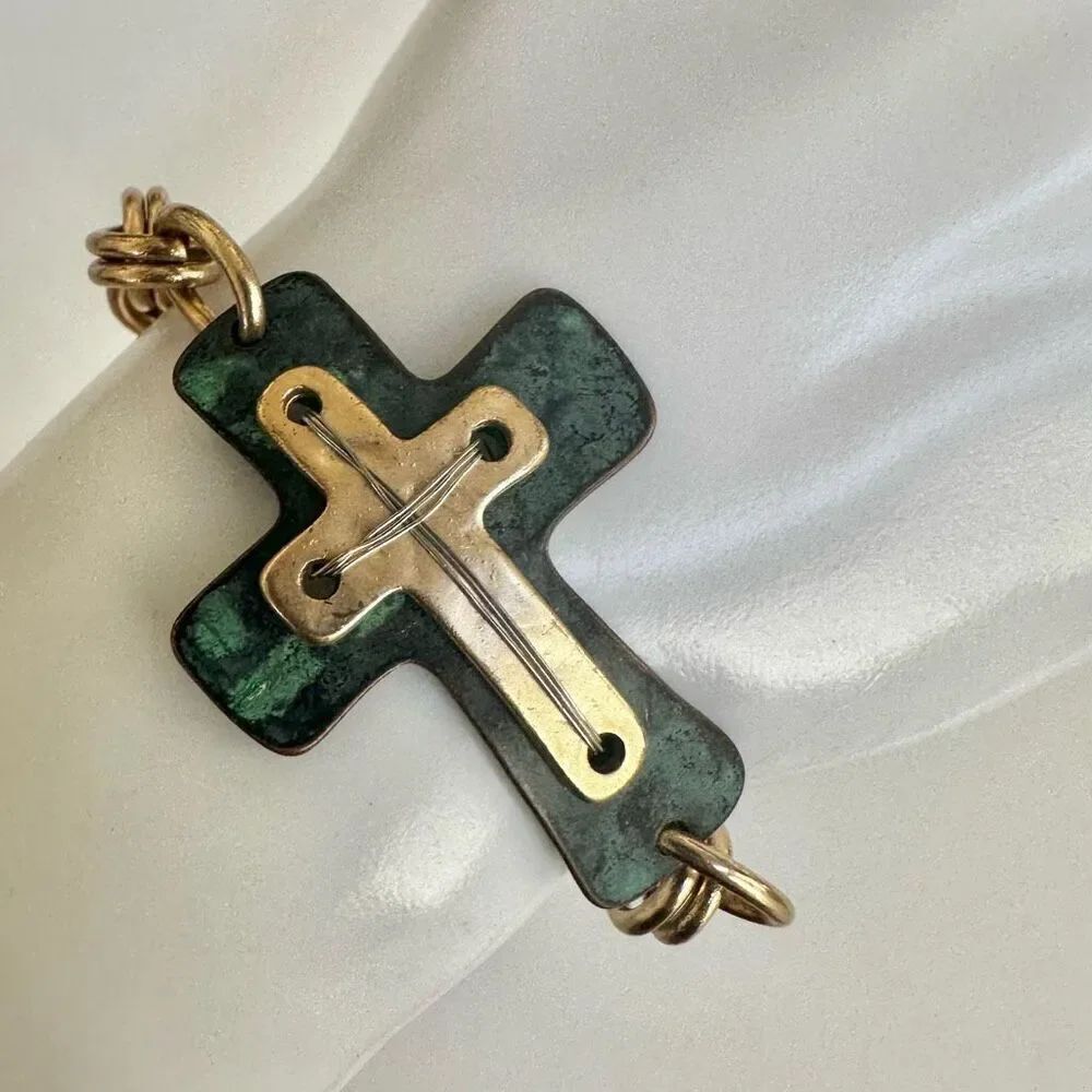 Green and gold tone cross chain bracelet